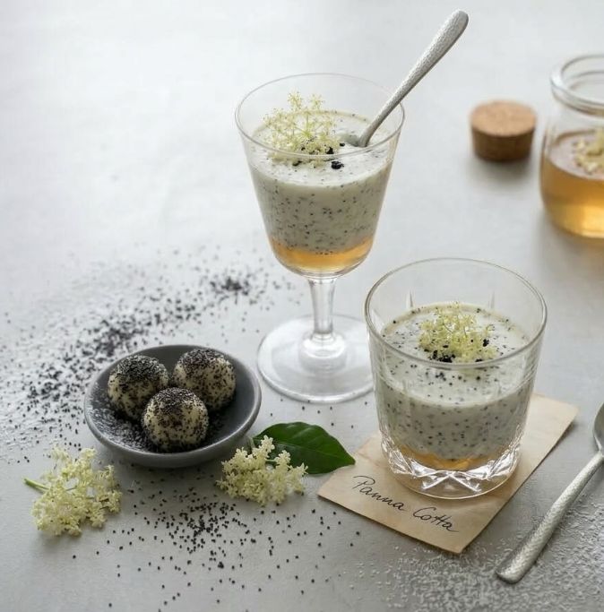 Rezept für Mohn-Panna-cotta mit Holunderblüten